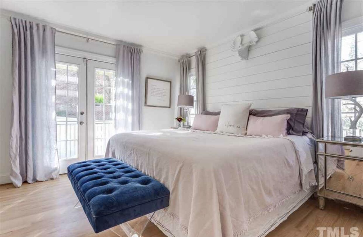 2 slaapkamers, een bureau, een strijkplank/strijkijzer, reisbedje