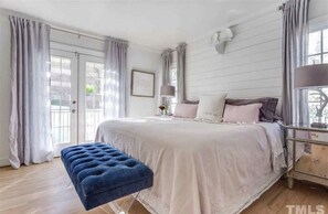 2 室のベッドルーム、デスク、アイロン / アイロン台、旅行用ベビーベッド