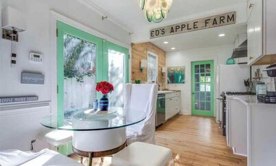 Heart Of The City ❤️ Hot tub, ITB, NC State Cameron Village 