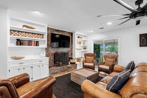 Televisor intel·ligent, videojocs, reproductor de DVD i futbolí 