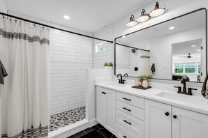 Bathtub, hair dryer, towels, toilet paper - Triple L-Lakefront w/ Kayaks, boat & jet ski lifts (Kingsland)