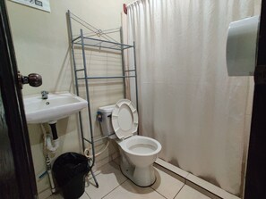 Classic Room, Ensuite | Bathroom | Rainfall showerhead, towels, soap, shampoo - Bosques del Tibet (Santa Ana)