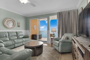 Apartment, Mehrere Betten, Poolzugang | Wohnbereich | 42-Zoll-Fernseher mit Kabelempfang