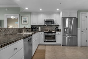 Condo, varias camas, acceso a la alberca | Cocina privada | Refrigerador, microondas, horno y parrilla de estufa 