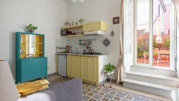 Réfrigérateur, micro-ondes, four, plaque de cuisson