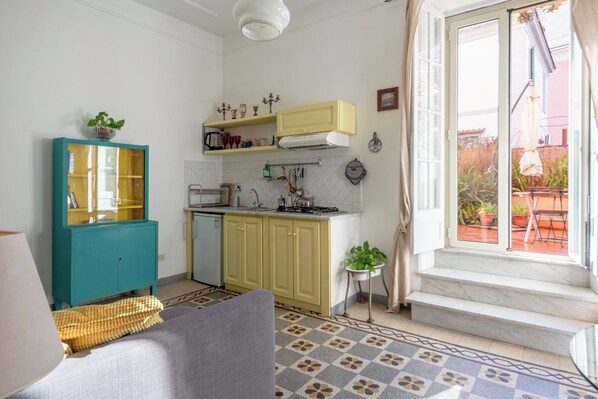 Fridge, microwave, oven, stovetop