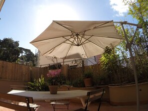 Outdoor dining - sweet apartment studio terrace Vatican Museum (Roma)