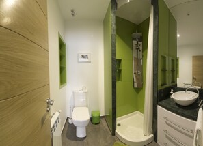 Dusche, Haartrockner, Handtücher, Seife