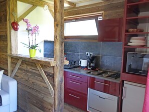 Mikrowelle, Geschirrspüler, Hochstuhl, Esstisch