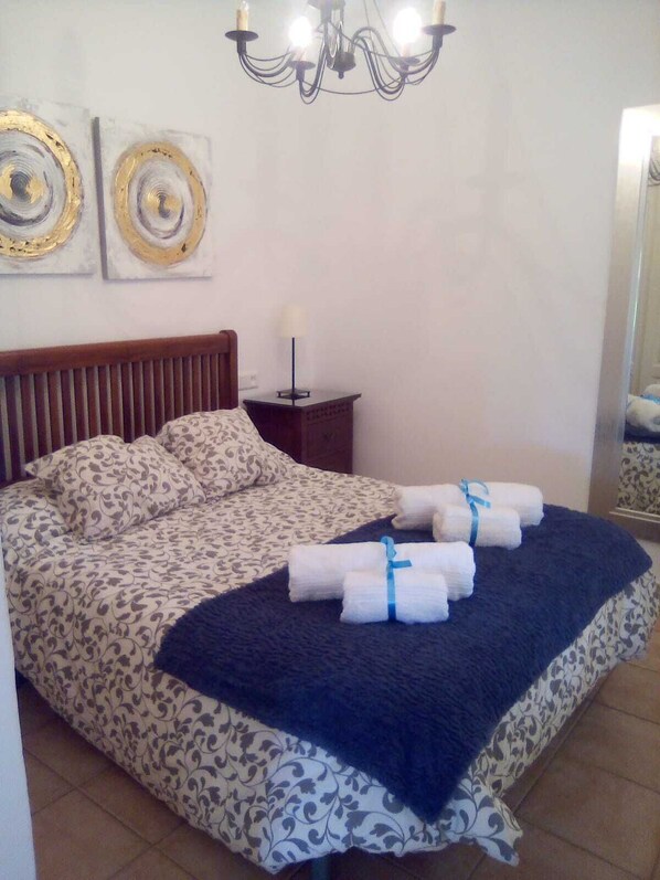 1 dormitorio, tabla de planchar con plancha, ropa de cama