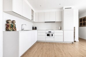 Kühlschrank, Mikrowelle, Ofen, Geschirrspüler