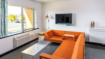 Suite (Mill Creek) | Living area | 43-inch flat-screen TV with cable channels, TV