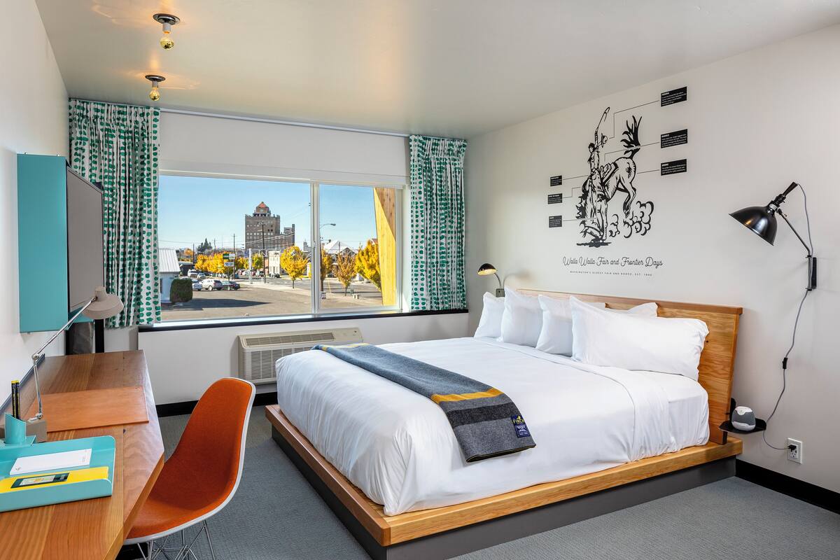 room, 1 king bed | premium bedding, pillow-top beds, in-room safe, laptop workspace