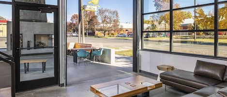 Coin salon dans le hall