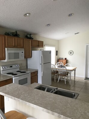 House | Private kitchen | Fridge, microwave, oven, stovetop - 3 Bedroom Pool Home (Davenport)