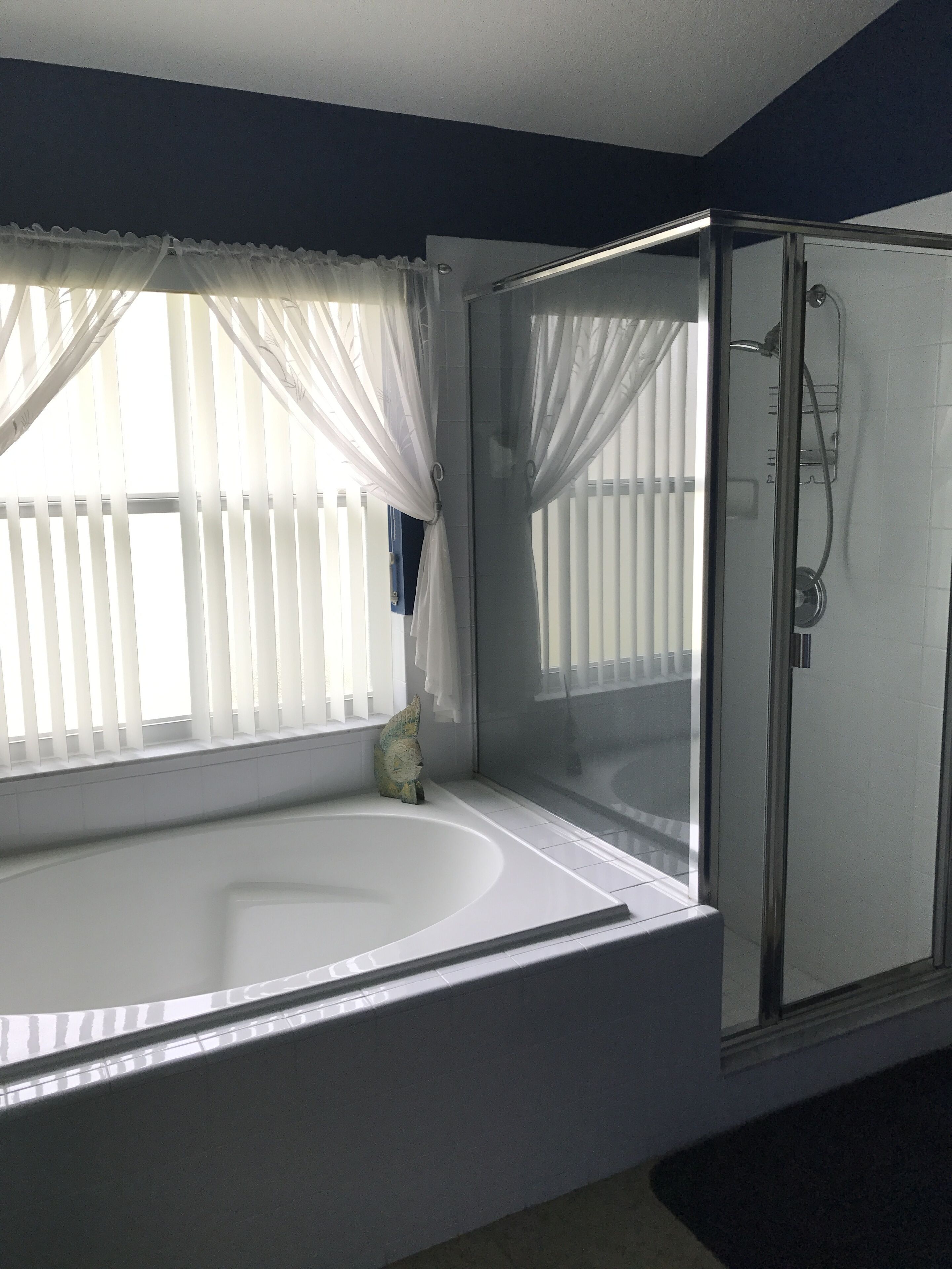 Deep-soaking bathtub
