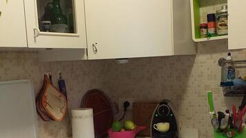 Kühlschrank, Ofen, Wasserkocher mit Kaffee-/Teezubehör, Toaster