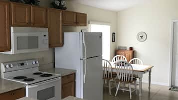 House | Private kitchen | Fridge, microwave, oven, stovetop