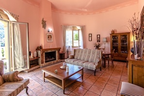 Televisión y chimenea