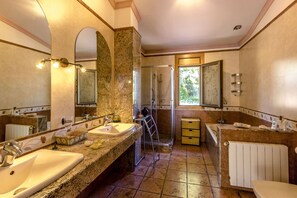 Shower, hair dryer - Spacious, Sublime Villa just 15km to Barcelona! (Torrelles de Llobregat)