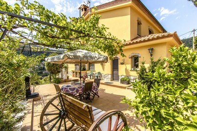 Spacious, Sublime Villa just 15km to Barcelona!