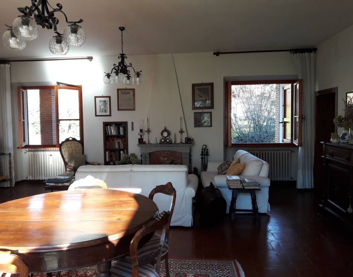 Smart TV, caminetto, lettore DVD, tavolo da ping pong