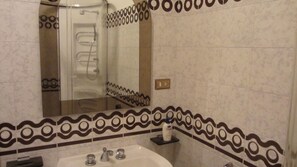 Duschwanne, Haartrockner, Bidet, Handtücher