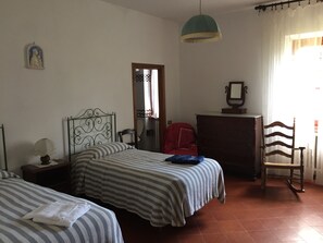 6 Schlafzimmer, Schreibtisch, Bügeleisen/Bügelbrett, kostenloses WLAN