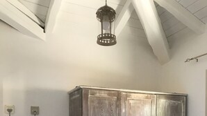 Ein großer Schrank mit Holzoptik, eine Deckenleuchte und ein an der Wand befestigter Lichtschalter.