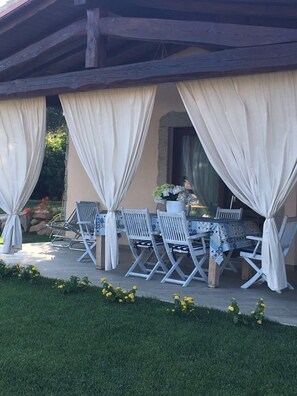 Outdoor dining - Villa della Pietra, Cala Sinzias, Castiadas (Castiadas)