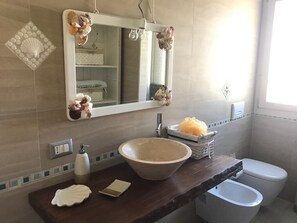 Shower, hair dryer, bidet, towels - Villa della Pietra, Cala Sinzias, Castiadas (Castiadas)