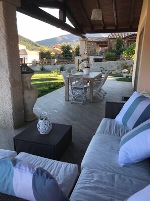Outdoor dining - Villa della Pietra, Cala Sinzias, Castiadas (Castiadas)