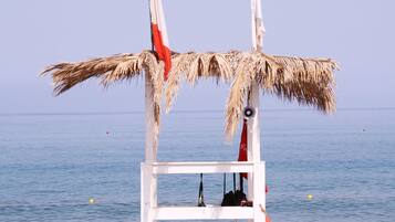 Sulla spiaggia, lettini da mare