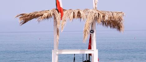 Sulla spiaggia, lettini da mare