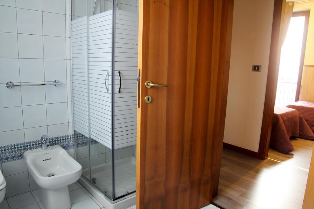 Une salle de bain équipée d’une douche, d’un bidet et de toilettes.