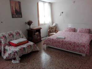 1 chambre, bureau, Wi-Fi gratuit, draps fournis