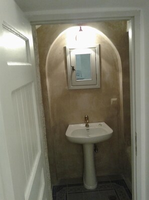 Studio | Bathroom