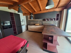 Frigorifero, microonde, forno, piano cottura