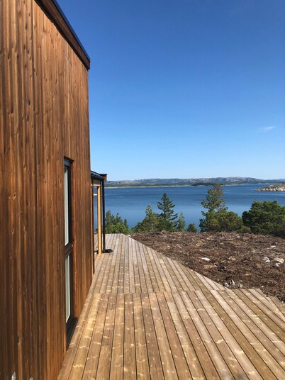 Nueva casa de vacaciones, situada idílicamente junto al mar