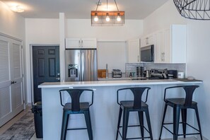 Casa Confort, vista al lago | Cocina privada | Refrigerador con congelador, microondas, horno y parrilla de estufa 