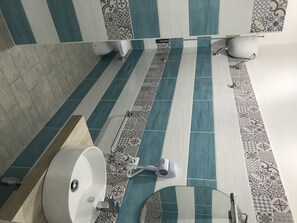 Secadora de cabello y papel de baño 
