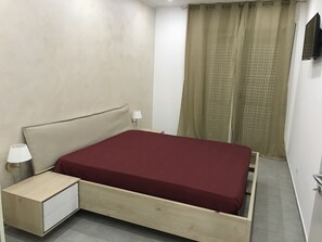 3 bedrooms, desk, iron/ironing board, bed sheets