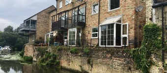 River Courtyard Apartment - St Neots