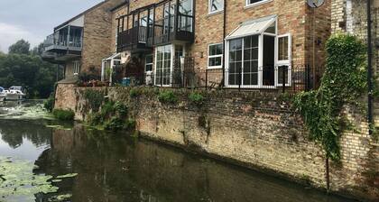 River Courtyard Apartment - St Neots