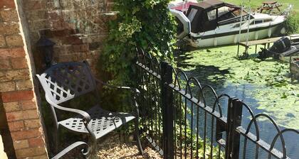 River Courtyard Apartment - St Neots