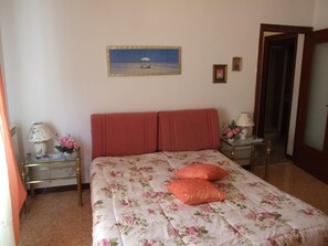 1 habitación, tabla de planchar con plancha y ropa de cama 