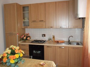 Fridge, oven, stovetop, coffee/tea maker - Aurora apartment. (La Spezia)