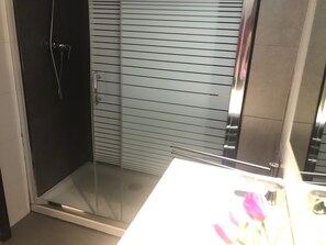 Bathroom - FREE SHEETS. CENTRAL, BEAUTIFUL, APPEARS FOR FREE ON THE SAME STREET (Roses)