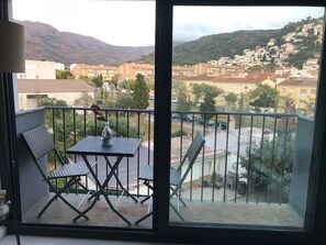 Outdoor dining - FREE SHEETS. CENTRAL, BEAUTIFUL, APPEARS FOR FREE ON THE SAME STREET (Roses)