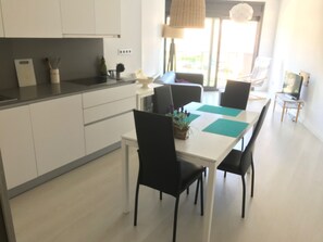 Interior - FREE SHEETS. CENTRAL, BEAUTIFUL, APPEARS FOR FREE ON THE SAME STREET (Roses)